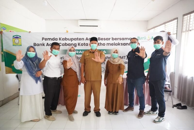Asisten III Sekdakab Aceh Besar Abdullah S.Sos, foto bersama usai menyerahkan paket makanan tambahan dukungan Bank Aceh Syariah Kota Jantho, kepada pasien Terapi Pengobatan Tuberkulosis (TBC) di Puskesmas Kota Jantho, Selasa (28/07/2026). FOTO/MC ACEH BESAR