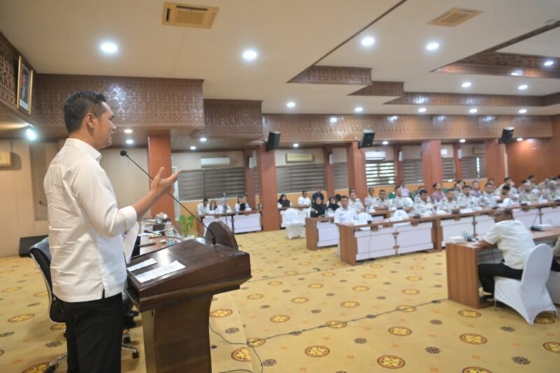 Sekretaris Daerah (Sekda) Aceh, M. Nasir, memberikan sambutan sekaligus secara resmi membuka Bimbingan Teknis Penilaian Maladministrasi Penyelenggaraan Pelayanan Publik Tahun 2026 yang diselenggarakan Ombudsman RI Perwakilan Aceh di Gedung Serbaguna Kantor Gubernur Aceh, Banda Aceh, Rabu (29/7/2026).