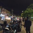 Personel Satlantas Polresta Banda Aceh menata puluhan sepeda motor berknalpot brong hasil penertiban di Mapolresta Banda Aceh, Rabu (29/7/2026).