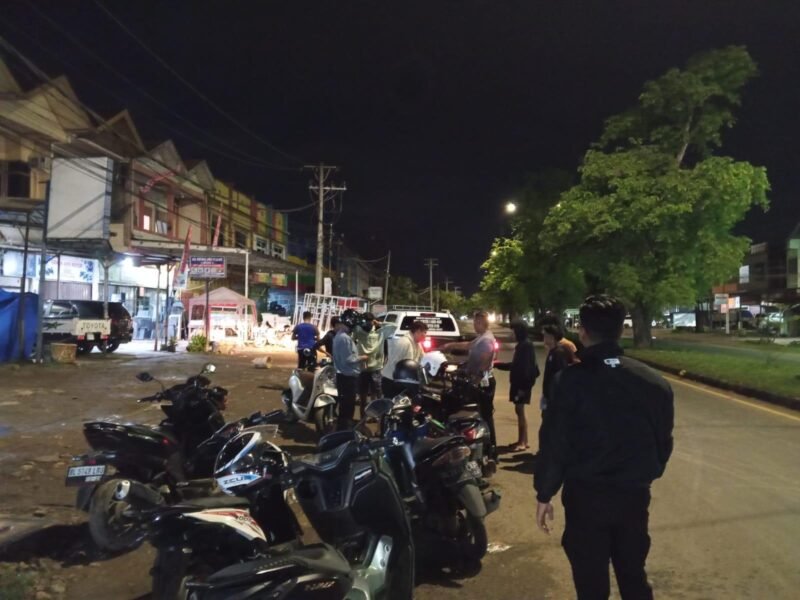 Personel Satlantas Polresta Banda Aceh menata puluhan sepeda motor berknalpot brong hasil penertiban di Mapolresta Banda Aceh, Rabu (29/7/2026).
