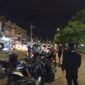 Personel Satlantas Polresta Banda Aceh menata puluhan sepeda motor berknalpot brong hasil penertiban di Mapolresta Banda Aceh, Rabu (29/7/2026).