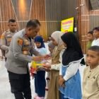 Kapolda Aceh Irjen Pol. Ruddi Setiawan menyerahkan plakat penghargaan kepada Ketua PP Polri Daerah Aceh Ridwan Usman disela acara syukuran Hari Ulang Tahun (HUT) ke-27 Persatuan Purnawirawan (PP) Polri di Gedung Presisi Polda Aceh, Banda Aceh, Rabu (29/7/2026).