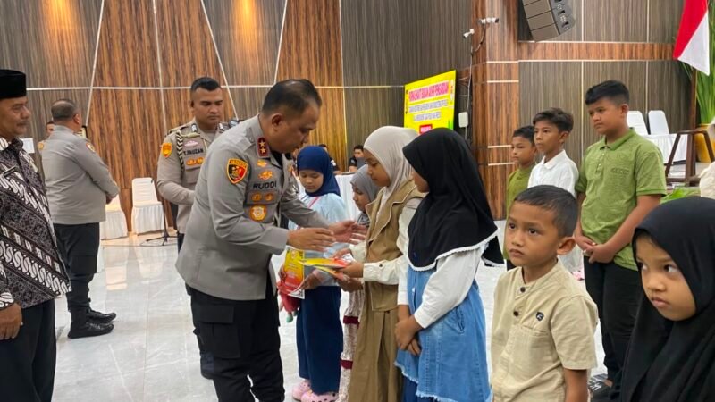 Kapolda Aceh Irjen Pol. Ruddi Setiawan menyerahkan plakat penghargaan kepada Ketua PP Polri Daerah Aceh Ridwan Usman disela acara syukuran Hari Ulang Tahun (HUT) ke-27 Persatuan Purnawirawan (PP) Polri di Gedung Presisi Polda Aceh, Banda Aceh, Rabu (29/7/2026).