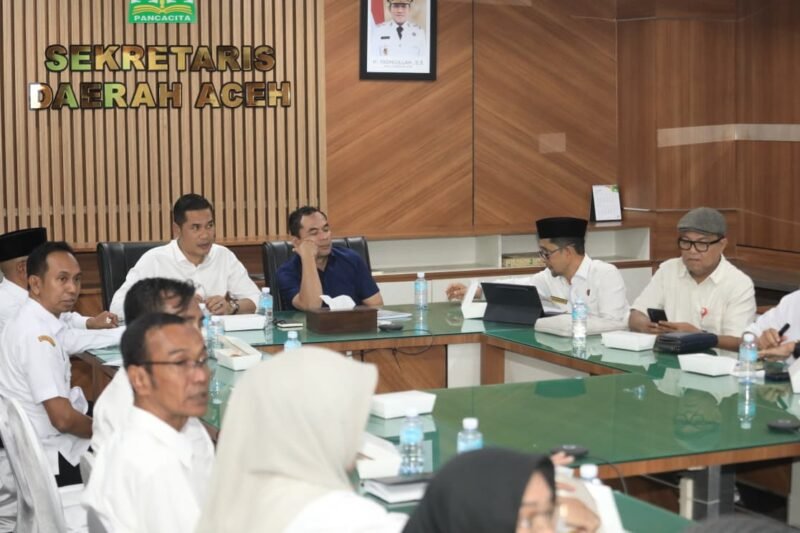 Sekretaris Daerah Aceh M. Nasir Syamaun memimpin rapat koordinasi fasilitasi peralihan kepemilikan RSUD Cut Meutia dari Pemkab Aceh Utara ke Pemkot Lhokseumawe di Ruang Rapat Sekda, Kantor Gubernur Aceh, Banda Aceh, Rabu (29/7/2026).