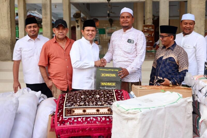 Wakil Gubernur Aceh, H. Fadhlullah, SE, didampingi Kepala Biro Adpim Setda Aceh Akkar Arafat (kiri/kanan), bersilaturahmi dengan pimpinan dayah dalam kunjungan safari ke Kabupaten Pidie Jaya dan Bireuen, Rabu (29/7/2026).