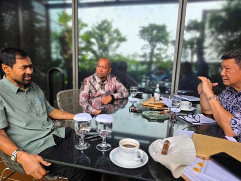 Gubernur Aceh Muzakir Manaf saat bertemu Utusan Khusus Presiden Hashim Djojohadikusumo di Jakarta. Pemerintah Pusat dan Pemerintah Aceh sepakat mempercepat investasi serta hilirisasi industri berbasis gas di KEK Arun Lhokseumawe.