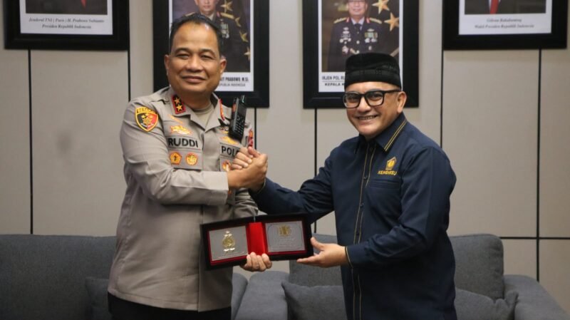 Kapolda Aceh Irjen Pol. Ruddi Setiawan, S.I.K., S.H., M.H., menerima kunjungan silaturahmi Kepala Kantor Pelayanan Pajak Pratama Banda Aceh beserta rombongan di Ruang Kerja Kapolda Aceh, Mapolda Aceh, Rabu 29 Juli 2026.