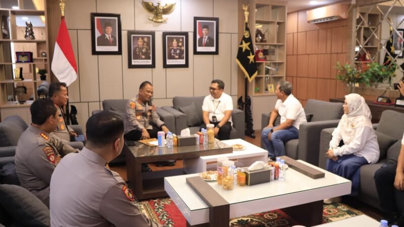 Kapolda Aceh Irjen Pol. Ruddi Setiawan, S.I.K., S.H., M.H., menerima kunjungan silaturahmi jajaran PT PLN Unit Induk Distribusi Aceh di Ruang Kerja Kapolda Aceh, Mapolda Aceh, Rabu 29 Juli 2026.