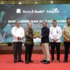 Direktur Bisnis Bank Aceh, Erwin Konadi, dan Kepala PT Taspen (Persero) Cabang Banda Aceh, Junaizar, secara simbolis menyerahkan cendera mata pada kegiatan Sosialisasi Hak dan Kewajiban serta Wirausaha Pintar bagi PNS yang Memasuki Batas Usia Pensiun (BUP) di Lingkungan Pemerintah Aceh, Banda Aceh, Rabu (29/7/2026).