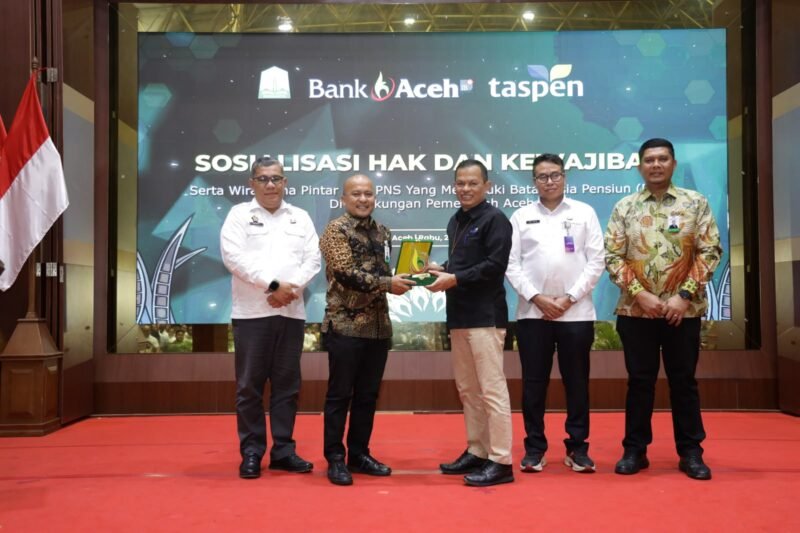 Direktur Bisnis Bank Aceh, Erwin Konadi, dan Kepala PT Taspen (Persero) Cabang Banda Aceh, Junaizar, secara simbolis menyerahkan cendera mata pada kegiatan Sosialisasi Hak dan Kewajiban serta Wirausaha Pintar bagi PNS yang Memasuki Batas Usia Pensiun (BUP) di Lingkungan Pemerintah Aceh, Banda Aceh, Rabu (29/7/2026).