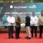 Direktur Bisnis Bank Aceh, Erwin Konadi, dan Kepala PT Taspen (Persero) Cabang Banda Aceh, Junaizar, secara simbolis menyerahkan cendera mata pada kegiatan Sosialisasi Hak dan Kewajiban serta Wirausaha Pintar bagi PNS yang Memasuki Batas Usia Pensiun (BUP) di Lingkungan Pemerintah Aceh, Banda Aceh, Rabu (29/7/2026).