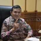 Wakil Gubernur Aceh, Fadhlullah, didampingi jajaran pejabat Pemerintah Aceh mengikuti Rapat Dengar Pendapat Umum (RDPU) Komisi II DPR RI bersama Mendagri Tito Karnavian dan pemerintah daerah se-Indonesia secara virtual dari ruang kerja Wakil Gubernur Aceh, Banda Aceh, Kamis (30/7/2026).