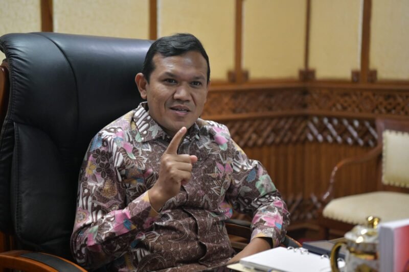 Wakil Gubernur Aceh, Fadhlullah, didampingi jajaran pejabat Pemerintah Aceh mengikuti Rapat Dengar Pendapat Umum (RDPU) Komisi II DPR RI bersama Mendagri Tito Karnavian dan pemerintah daerah se-Indonesia secara virtual dari ruang kerja Wakil Gubernur Aceh, Banda Aceh, Kamis (30/7/2026).