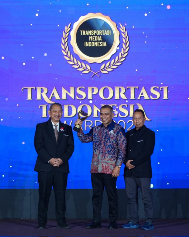 Kepala Dinas Perhubungan Aceh, Teuku Faisal, mewakili Gubernur Aceh Muzakir Manaf (Mualem), menerima penghargaan Transportasi Indonesia Award 2026 di Auditorium Binakarna, Hotel Bidakara, Jakarta, Kamis (30/7/2026). 