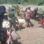 Personel TNI dari Satgas Kodim 0108/Aceh Tenggara dan Yon TP 855/RD bersama masyarakat bergotong royong memasang rangka besi tulangan pondasi Jembatan Gantung Perintis di Desa Lawe Ger-Ger, Kecamatan Ketambe, Aceh Tenggara, Kamis (30/7/2026).