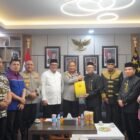 Kapolda Aceh Irjen Pol. Ruddi Setiawan, S.I.K., S.H., M.H., menyambut hangat kunjungan silaturahmi jajaran Majelis Adat Aceh (MAA) di Ruang Kerja Kapolda Aceh, Mapolda Aceh, Banda Aceh, Jumat (31/7/2026). 
