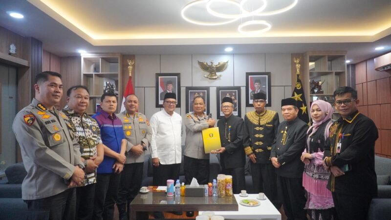 Kapolda Aceh Irjen Pol. Ruddi Setiawan, S.I.K., S.H., M.H., menyambut hangat kunjungan silaturahmi jajaran Majelis Adat Aceh (MAA) di Ruang Kerja Kapolda Aceh, Mapolda Aceh, Banda Aceh, Jumat (31/7/2026). 