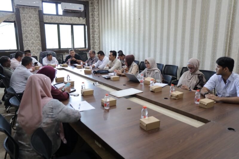 Ketua Tuha Lapan Wali Nanggroe, Kamaruddin Andalah (tengah), bersama Tim Kajian Implementasi MoU Helsinki dan UUPA saat menggelar dialog bersama jajaran Pemerintah Kota Subulussalam di Kantor Wali Kota Subulussalam, Jumat (31/7/2026).