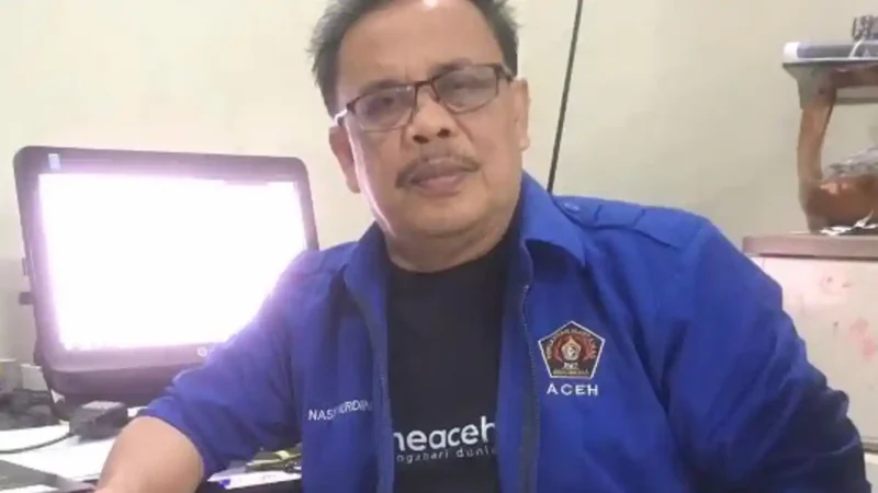 Ketua PWI Aceh, M. Nasir Nurdin (tengah), saat memberikan keterangan di sela-sela acara nobar final Piala Dunia 2026 di Gedung PWI Aceh, Banda Aceh, Senin (20/7/2026) dini hari WIB.