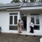 Wakil Ketua II DPRK Banda Aceh Dr. Musriadi, S.Pd., M.Pd. menyerahkan bantuan Rumah Layak Huni (RLH) kepada warga di Gampong Pango Deah, Kecamatan Ulee Kareng, Rabu 1/7/2026.