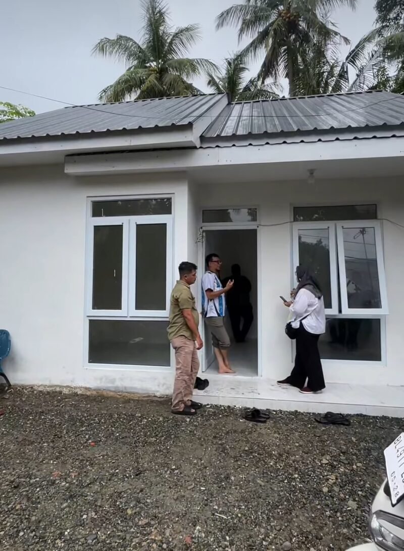 Wakil Ketua II DPRK Banda Aceh Dr. Musriadi, S.Pd., M.Pd. menyerahkan bantuan Rumah Layak Huni (RLH) kepada warga di Gampong Pango Deah, Kecamatan Ulee Kareng, Rabu 1/7/2026.