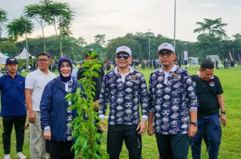 Wali Kota Banda Aceh, Illiza Sa'aduddin Djamal, menanam Pohon Kenanga bersama para kepala daerah dalam rangkaian Rakernas XVIII APEKSI 2026 di Taman Cadika, Kota Medan, Kamis (2/7/2026).