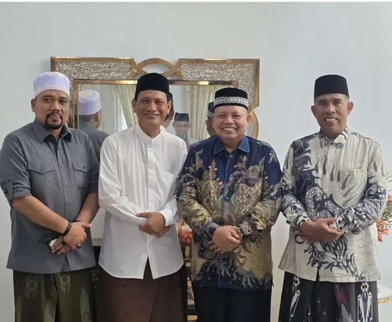 Kepala Dinas Syariat Islam Aceh Dr. Misran Fuadi, S.Ag., M.A.P. melakukan silaturahmi ke kediaman ulama kharismatik Tgk. H. Muhammad Ali atau Waled Lapang di Lapang, Aceh Utara, Kamis 2/7/2026.