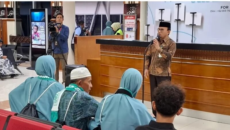 Sekretaris DSI Aceh Marzuki, S.Ag., M.H. mewakili Kepala DSI Aceh melepas keberangkatan perdana jemaah umrah Tahun 1448 Hijriah di Ruang Tunggu Internasional Bandara SIM, Aceh Besar, Senin 29/6/2026.