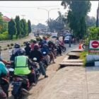 Ilustrasi antrean kendaraan di SPBU akibat kelangkaan Solar. Koordinator TTI, Nasruddin Bahar, meminta PT Pertamina Patra Niaga dan BPH Migas membuka data distribusi secara transparan guna menjawab spekulasi di tengah masyarakat.