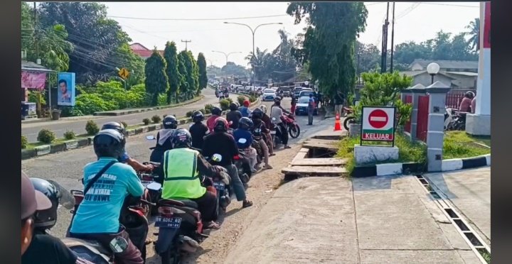 Ilustrasi antrean kendaraan di SPBU akibat kelangkaan Solar. Koordinator TTI, Nasruddin Bahar, meminta PT Pertamina Patra Niaga dan BPH Migas membuka data distribusi secara transparan guna menjawab spekulasi di tengah masyarakat.