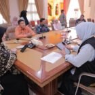 Wali Kota Banda Aceh Illiza Sa’aduddin Djamal mengikuti pendataan Sensus Ekonomi oleh Tim BPS Kota Banda Aceh di Pendopo Wali Kota, Kamis 9/7/2026.