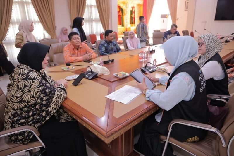 Wali Kota Banda Aceh Illiza Sa’aduddin Djamal mengikuti pendataan Sensus Ekonomi oleh Tim BPS Kota Banda Aceh di Pendopo Wali Kota, Kamis 9/7/2026.