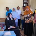 Wali Kota Banda Aceh Illiza Sa’aduddin Djamal menjenguk ibu Yuniati, warga penderita tumor hati di Rumah Singgah Lamjabat, Jumat 10/7/2026. 