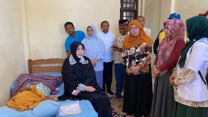 Wali Kota Banda Aceh Illiza Sa’aduddin Djamal menjenguk ibu Yuniati, warga penderita tumor hati di Rumah Singgah Lamjabat, Jumat 10/7/2026. 