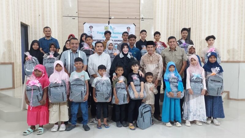 Menjelang tahun ajaran baru 2026/2027, Wali Kota Banda Aceh Illiza Sa’aduddin Djamal menyerahkan bantuan perlengkapan sekolah berupa seragam, tas dan alat tulis kepada 45 anak yatim di Gampong Ie Masen, Kecamatan Ulee Kareng, Jumat 10/7/2026.
