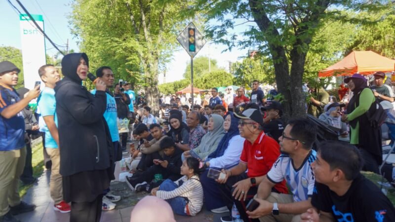Car Free Day di Jl. Daud Beurueh, Minggu 12/7/2026 berlangsung meriah dengan nonton bareng perempat final Piala Dunia 2026 Argentina vs Swiss. Wali Kota Banda Aceh Illiza Sa’aduddin Djamal hadir dan nobar bersama warga di layar videotron Gedung Bank Syariah Nasional.