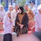 Wali Kota Banda Aceh Illiza Sa’aduddin Djamal meninjau pelaksanaan Masa Pengenalan Lingkungan Sekolah (MPLS) sekaligus memantau Program Gerakan Ayah Antar Anak ke Sekolah (GAMAS) di TK Gaseh Poma, SDN 27, dan SMPN 4 Banda Aceh, Senin 13/7/2026.
