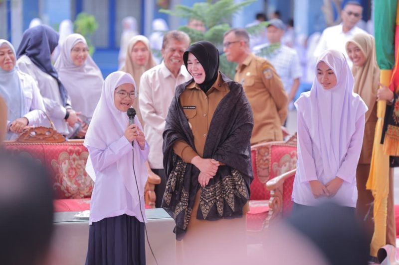 Wali Kota Banda Aceh Illiza Sa’aduddin Djamal meninjau pelaksanaan Masa Pengenalan Lingkungan Sekolah (MPLS) sekaligus memantau Program Gerakan Ayah Antar Anak ke Sekolah (GAMAS) di TK Gaseh Poma, SDN 27, dan SMPN 4 Banda Aceh, Senin 13/7/2026.