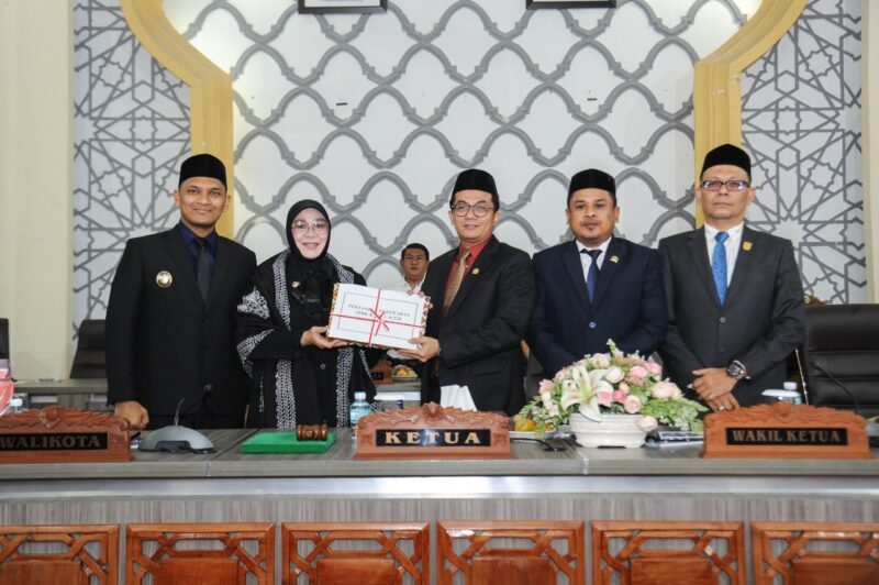 Wali Kota Banda Aceh Illiza Sa’aduddin Djamal menyerahkan Laporan Keterangan Pertanggungjawaban (LKPJ) Tahun Anggaran 2025 kepada DPRK Banda Aceh dalam rapat paripurna di Gedung DPRK, Senin 13/7/2026.