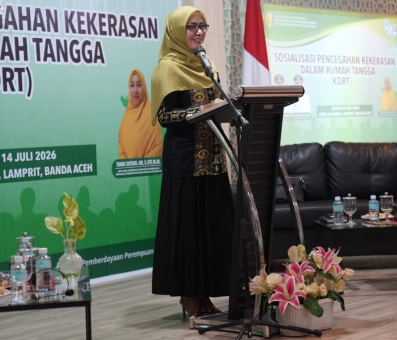 Anggota Komisi II DPRK Banda Aceh Syarifah Munira mengajak seluruh elemen masyarakat memperkuat kolaborasi dalam mencegah kekerasan dalam rumah tangga (KDRT) pada Sosialisasi Pencegahan KDRT oleh DP3AP2KB Kota Banda Aceh di Hotel Al-Hanifi, Selasa 14/7/2026.