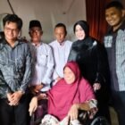 Pemerintah Kota Banda Aceh melalui Dinas Sosial menyalurkan bantuan kursi roda kepada Asniati, lansia warga Gampong Cot Lamkuweuh yang mengalami keterbatasan mobilitas pasca amputasi, Jum'at 17/07/2026
