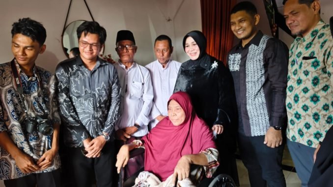 Pemerintah Kota Banda Aceh melalui Dinas Sosial menyalurkan bantuan kursi roda kepada Asniati, lansia warga Gampong Cot Lamkuweuh yang mengalami keterbatasan mobilitas pasca amputasi, Jum'at 17/07/2026