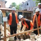 Ketua DPRK Banda Aceh Irwansyah ST melakukan peletakan batu pertama pembangunan rumah layak huni secara simbolis di Gampong Lhoong Cut, Kecamatan Banda Raya, Kamis 16 Juli 2026.