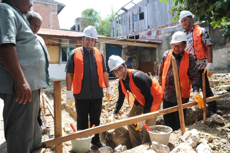 Ketua DPRK Banda Aceh Irwansyah ST melakukan peletakan batu pertama pembangunan rumah layak huni secara simbolis di Gampong Lhoong Cut, Kecamatan Banda Raya, Kamis 16 Juli 2026.