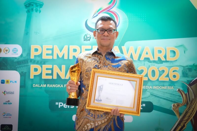 Wakil Ketua DPRK Banda Aceh Dr. Musriadi, S.Pd., M.Pd. menerima Pemred Award 2026 pada malam puncak HUT ke-3 Forum Pimpinan Redaksi Multimedia Indonesia di Hotel Alana Yogyakarta, Sabtu 18 Juli 2026. 