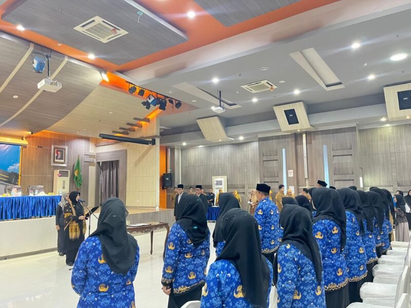 Wali Kota Banda Aceh Illiza Sa’aduddin Djamal melantik dan mengambil sumpah 22 kepala sekolah serta 2 pejabat pengawas sekolah di Aula Lantai IV Gedung Mawardy Nurdin, Balai Kota, Senin 20 Juli 2026.