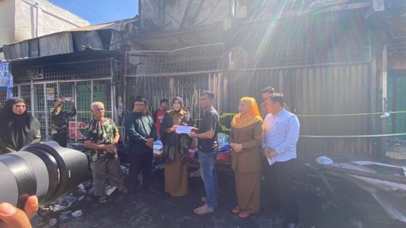 Wali Kota Banda Aceh Illiza Sa’aduddin Djamal mengunjungi korban kebakaran di Gampong Lamdingin, Kecamatan Kuta Alam, Selasa 21 Juli 2026.