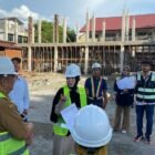 Wali Kota Banda Aceh Illiza Sa’aduddin Djamal meninjau pengerjaan Penataan Kawasan Lapangan Smep Peunayong, Selasa 21 Juli 2026.