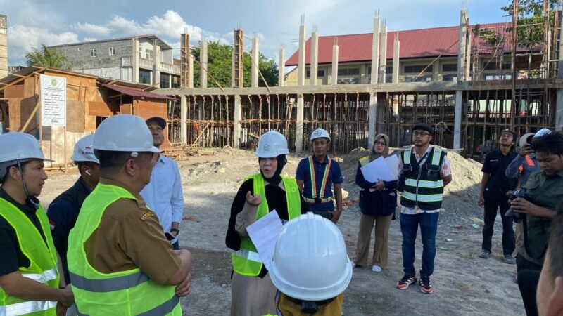 Wali Kota Banda Aceh Illiza Sa’aduddin Djamal meninjau pengerjaan Penataan Kawasan Lapangan Smep Peunayong, Selasa 21 Juli 2026.