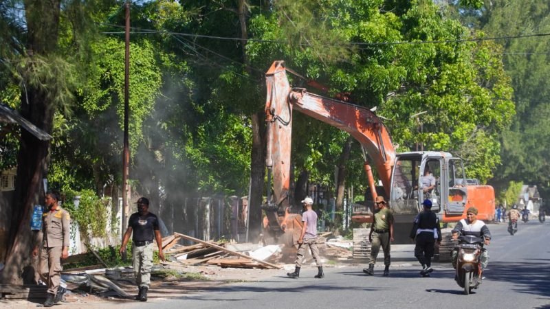 Pemerintah Kota Banda Aceh menggelar apel penertiban Pedagang Kaki Lima dan bangunan liar di Jalan Utama Tungkop, Kopelma Darussalam, Kamis 23 Juli 2026.